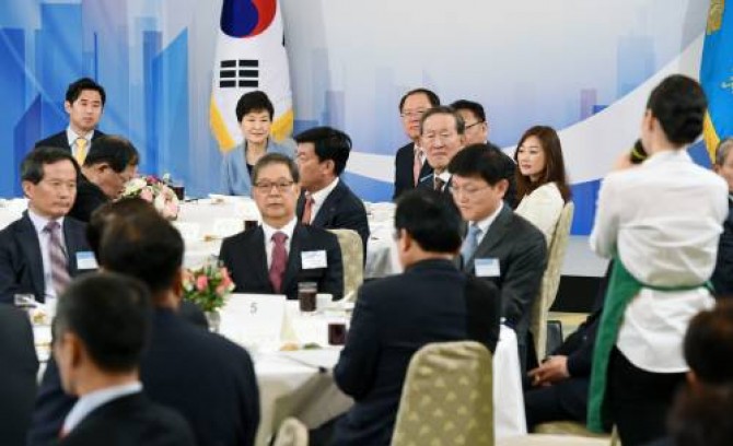 17일 청와대에서 열린 간담회에서 박근혜 대통령의 모습. - 동아일보DB 제공